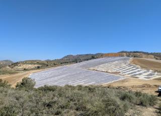 Panorámica de las obras en el emplazamiento minero de Brunita. Aplicación de geotextiil y arcilla