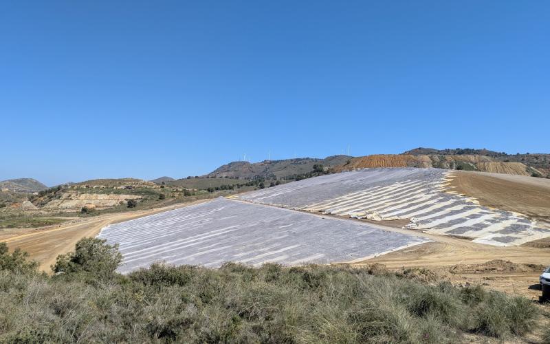 Panorámica de las obras en el emplazamiento minero de Brunita. Aplicación de geotextiil y arcilla