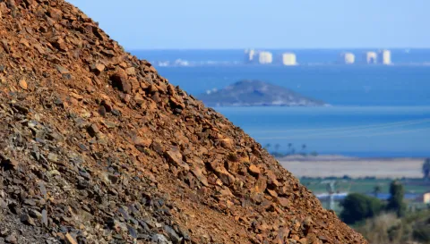 sierra minera en primer plano y de fondo el mar