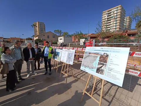 Personas viendo una exposición delante de unas obras