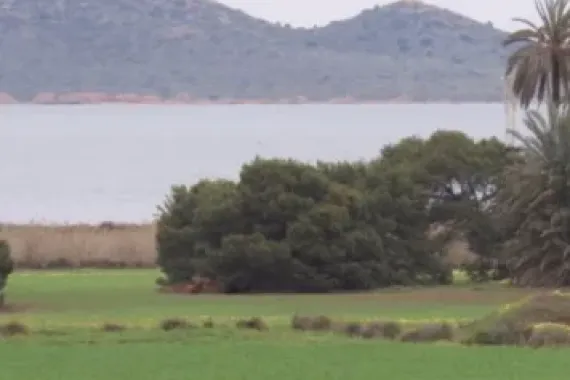 Paisaje con un faro al fondo