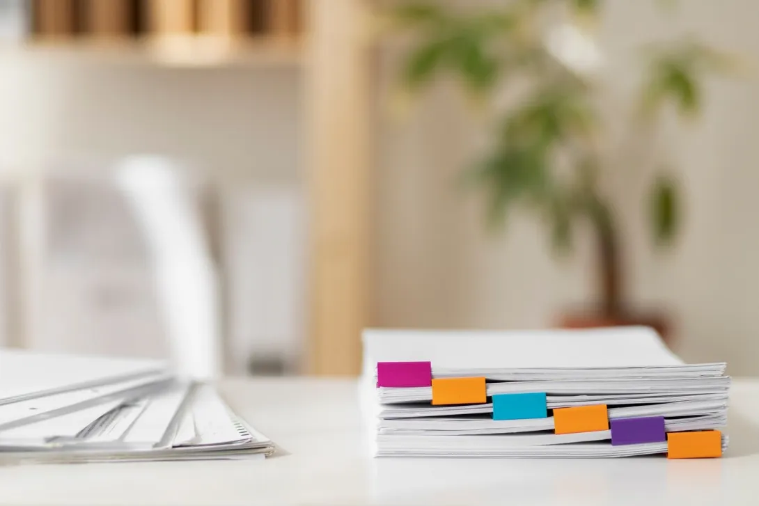 Mesa con documentos ordenados encima